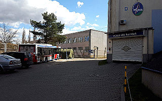 Wysłużony autobus stanął przed szpitalem MSWiA. Pełni rolę poczekalni